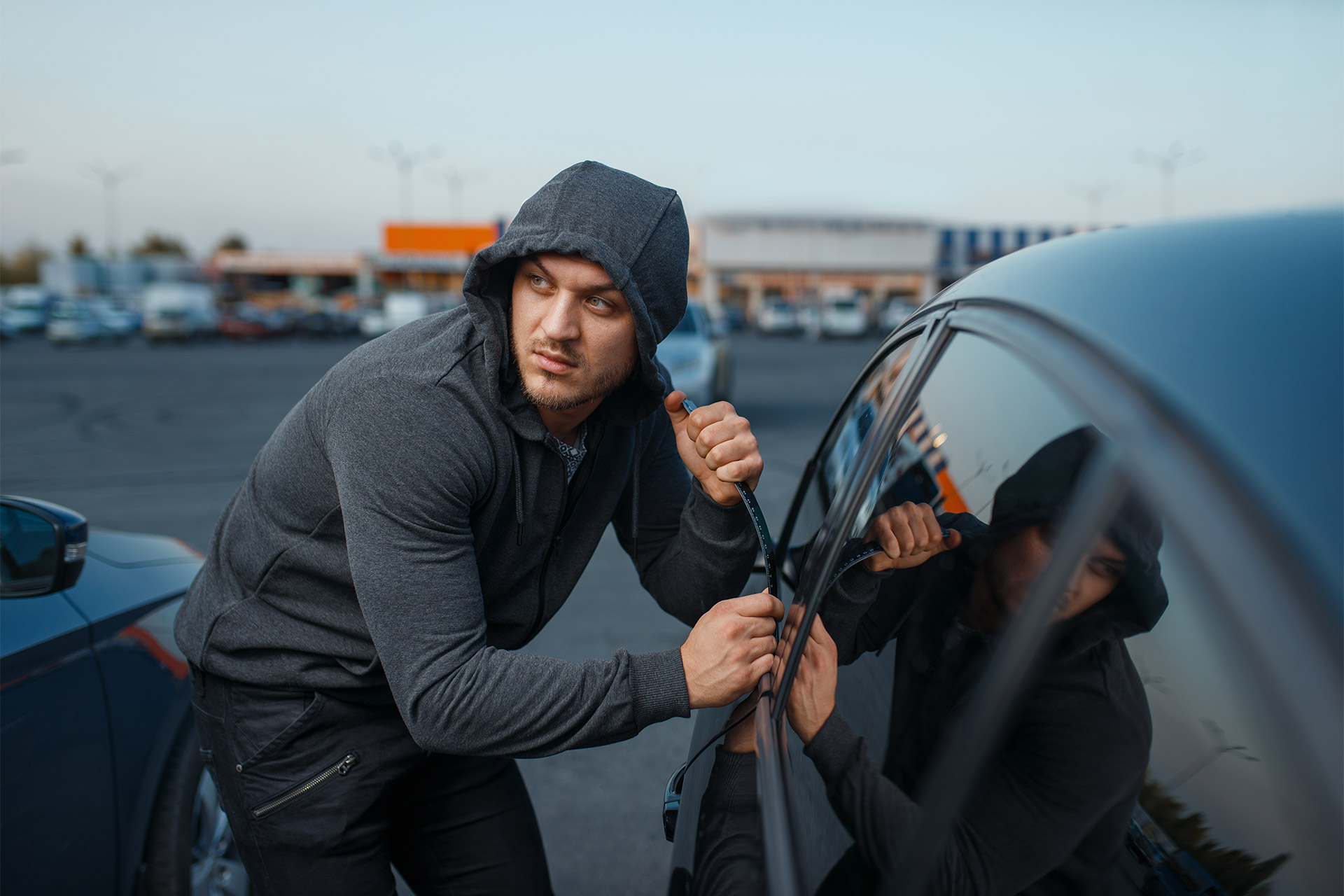 Two car thieves. Мужик в капюшоне в машине. Грабитель и автомобиль картинки. Он преступник в машинах я ищу его.